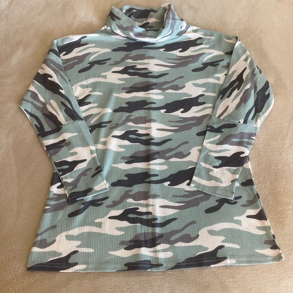 Camouflage Longsleeve Relaxed Turtleneck - Size M - Picture 7 of 11